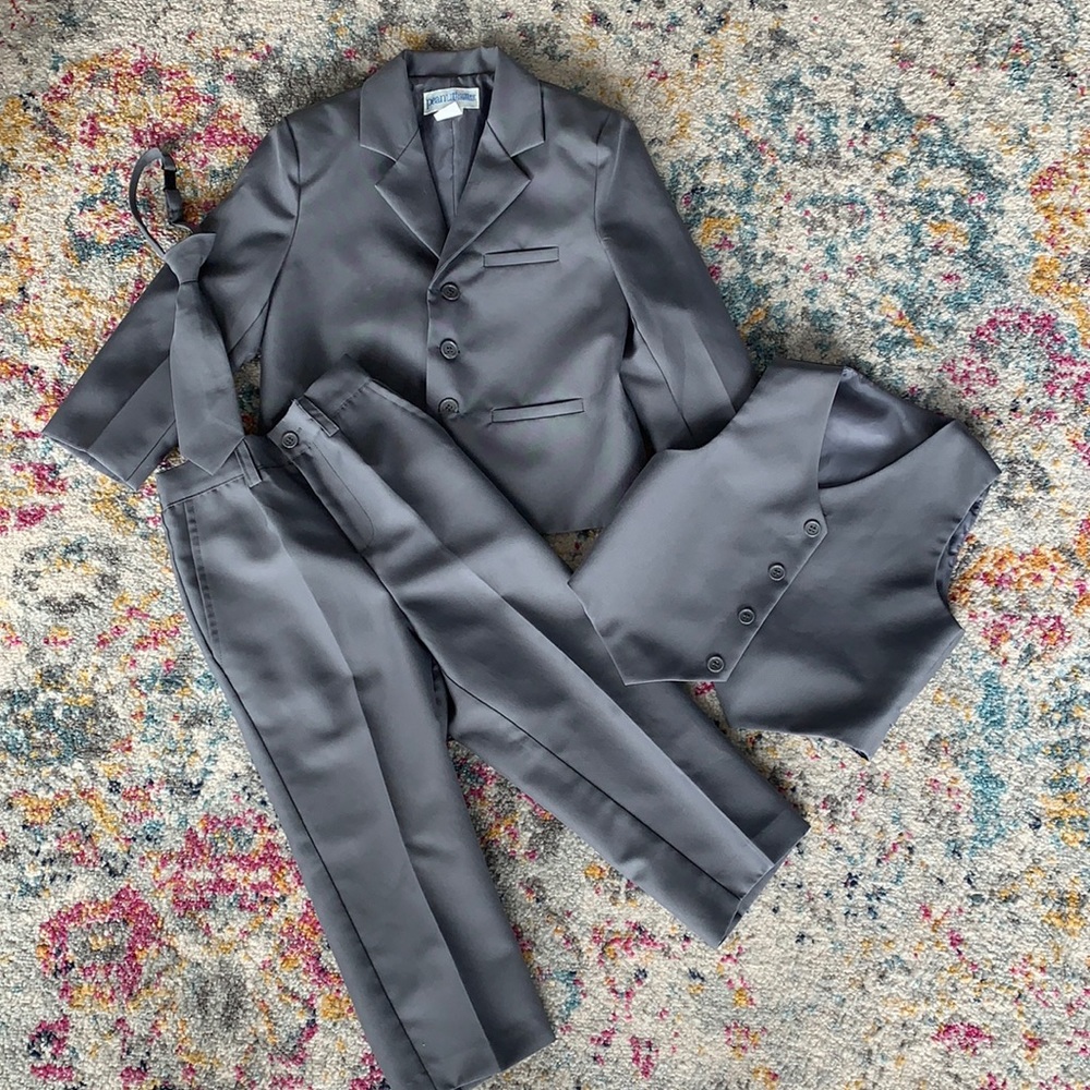 Boys size 5 suit set. 4 pieces. Grey.
